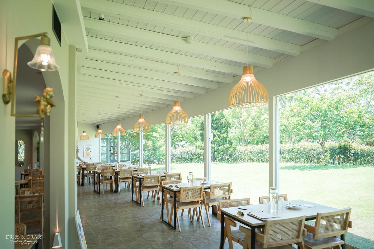 桃園龍潭美食「The畔」總是大排長龍的純白玻璃屋景觀餐廳, 龍潭大池旁咖啡廳/義式料理餐廳