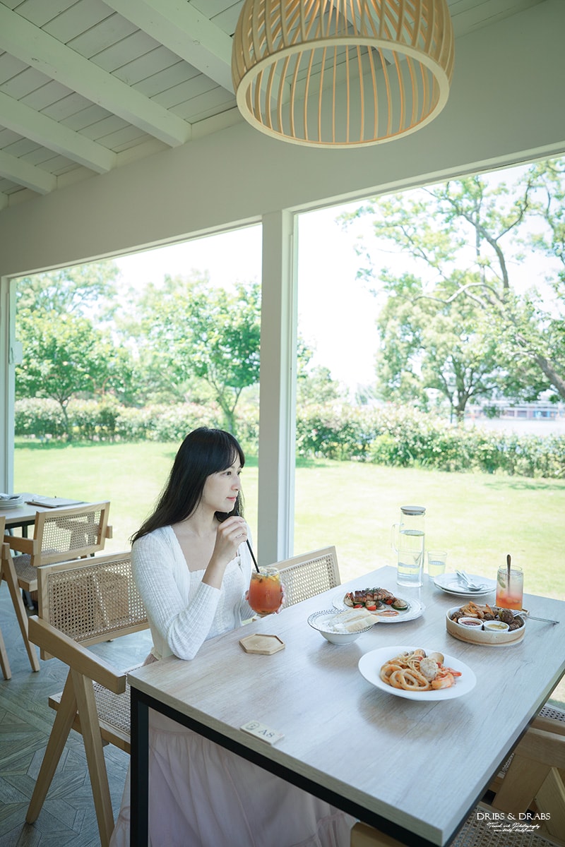 桃園龍潭美食「The畔」總是大排長龍的純白玻璃屋景觀餐廳, 龍潭大池旁咖啡廳/義式料理餐廳