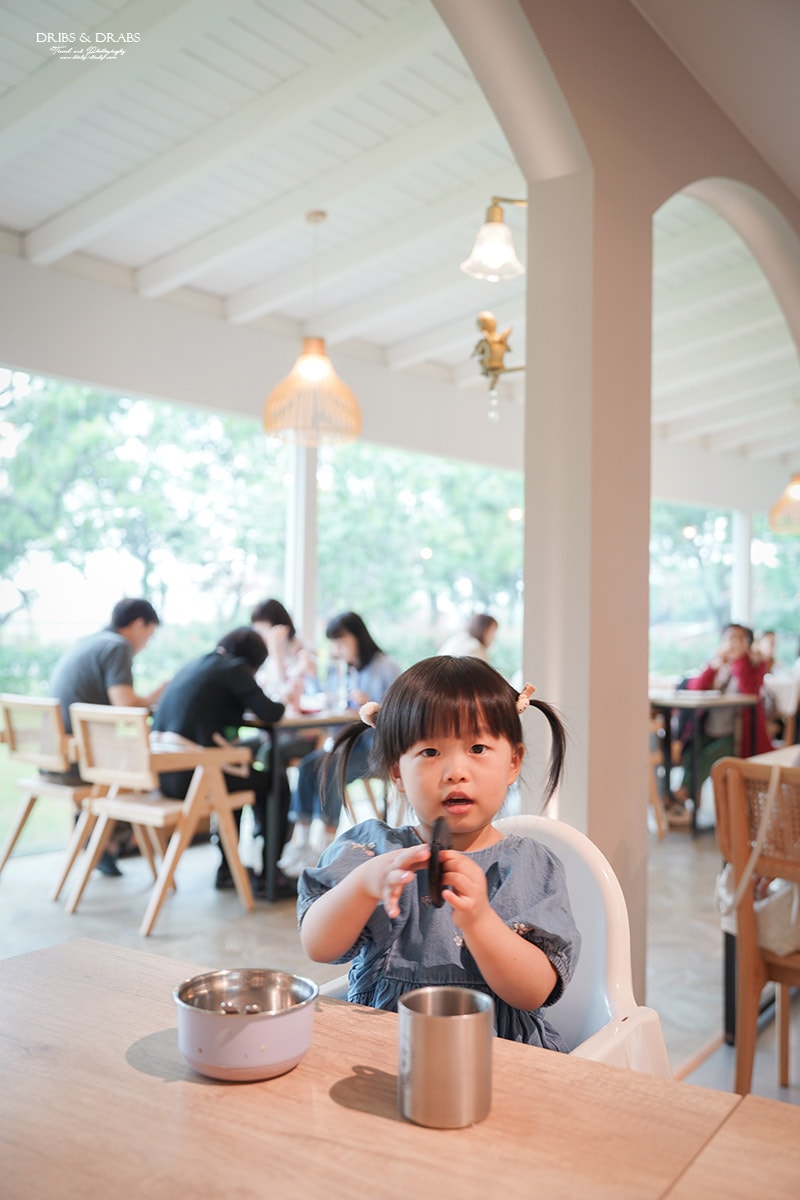 桃園龍潭美食「The畔」總是大排長龍的純白玻璃屋景觀餐廳, 龍潭大池旁咖啡廳/義式料理餐廳