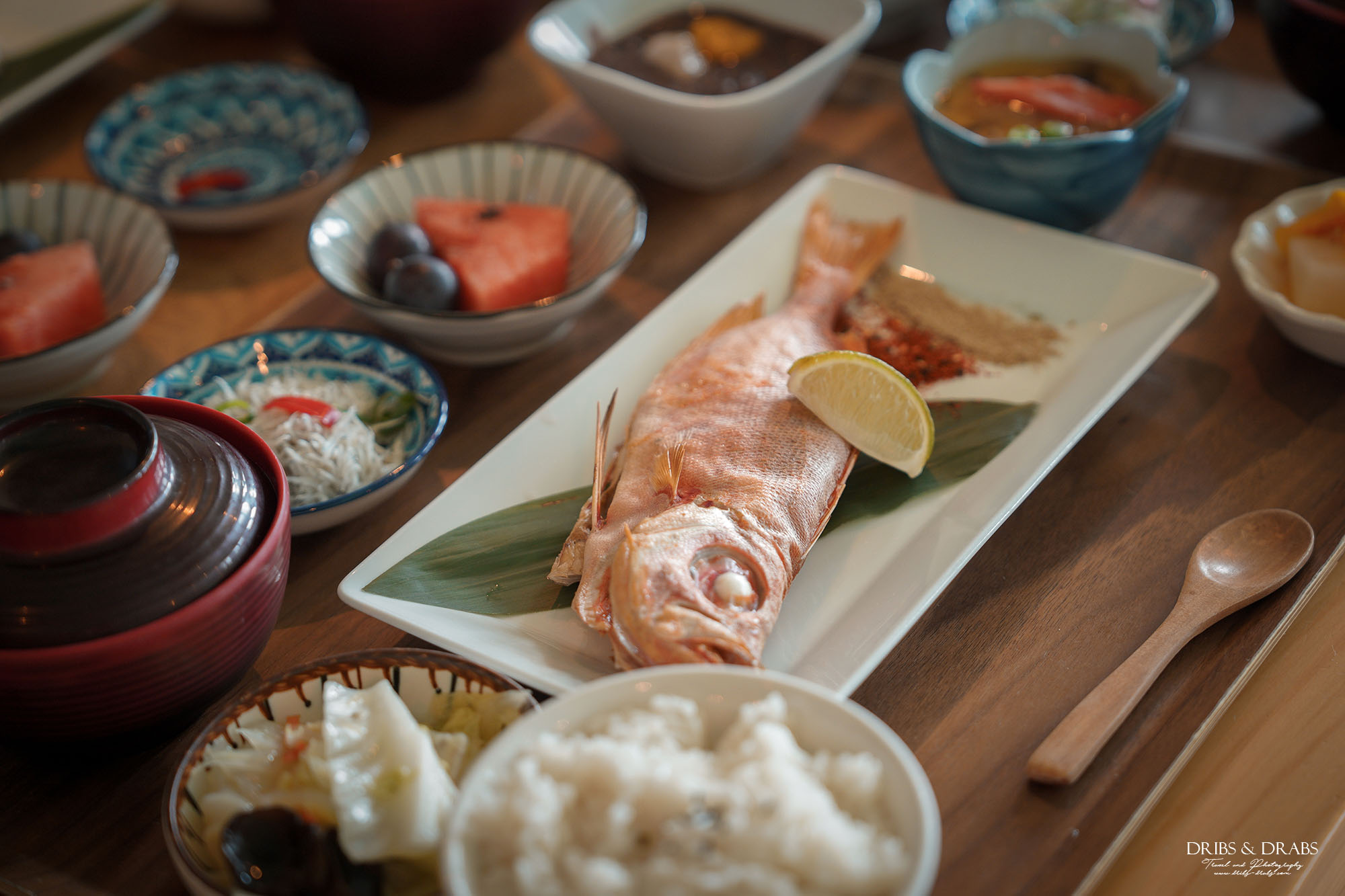 宜蘭頭城美食推薦｜伍參港鮮魚定食料理，烏石港海鮮餐廳首選，順遊外澳沙灘看海踏浪