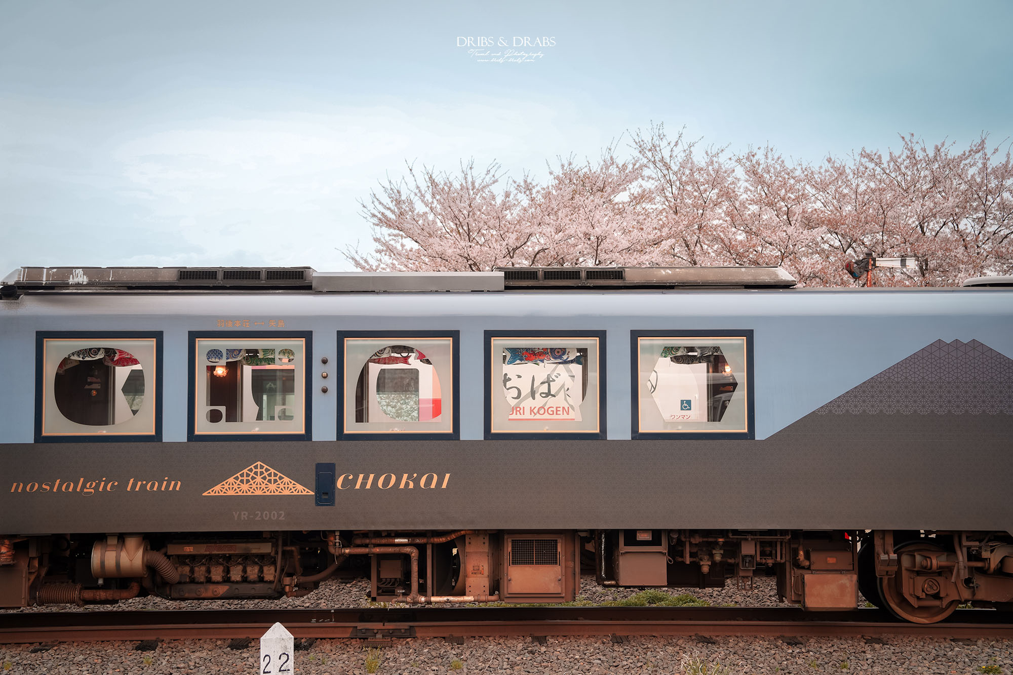日本秋田由利高原鐵道｜鳥海山觀光列車體驗，充滿童趣的鳥海玩具列車，穿梭櫻花田園風景