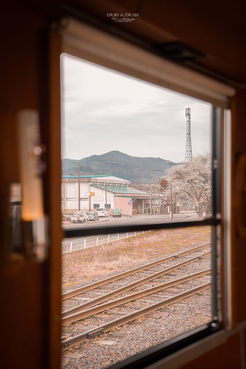 日本秋田由利高原鐵道｜鳥海山觀光列車體驗，充滿童趣的鳥海玩具列車，穿梭櫻花田園風景