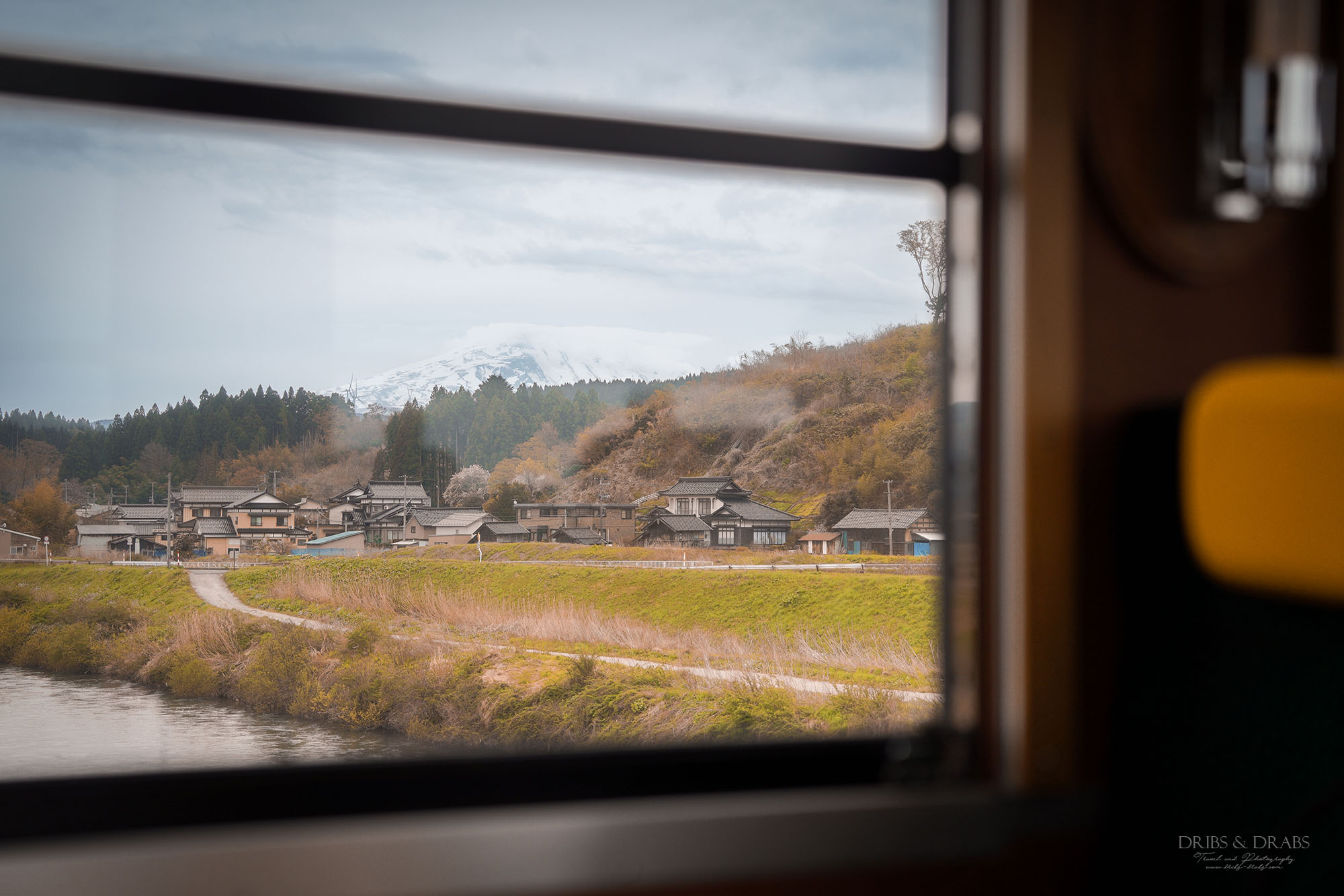 日本秋田由利高原鐵道｜鳥海山觀光列車體驗，充滿童趣的鳥海玩具列車，穿梭櫻花田園風景