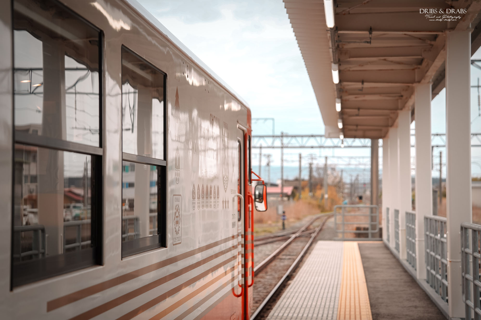 日本秋田由利高原鐵道｜鳥海山觀光列車體驗，充滿童趣的鳥海玩具列車，穿梭櫻花田園風景